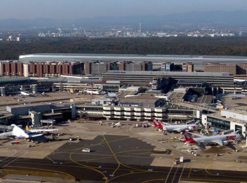 Αμερικανός παρέστησε τον υπάλληλο αεροδρομίου και πήγε στη Γερμανία για να δει τη… σύντροφό του