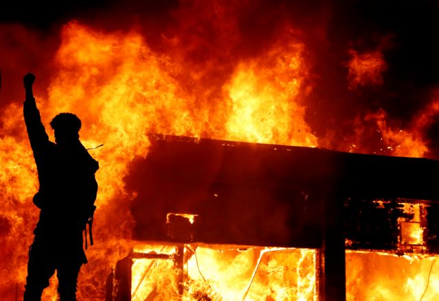 Τζόρτζ Φλόιντ: Κόλαση δίχως τέλος στις ΗΠΑ – Μαχαίρωσαν αστυνομικό