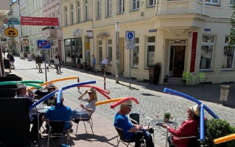 Café στη Γερμανία μοίρασε τα πιο περίεργα καπέλα για να τηρούνται οι αποστάσεις
