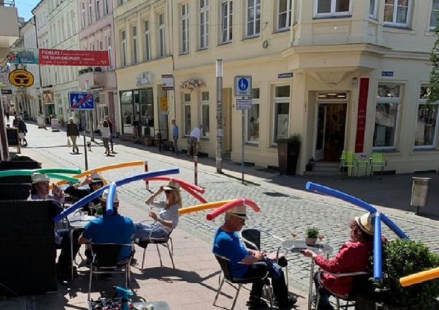 Café στη Γερμανία μοίρασε τα πιο περίεργα καπέλα για να τηρούνται οι αποστάσεις
