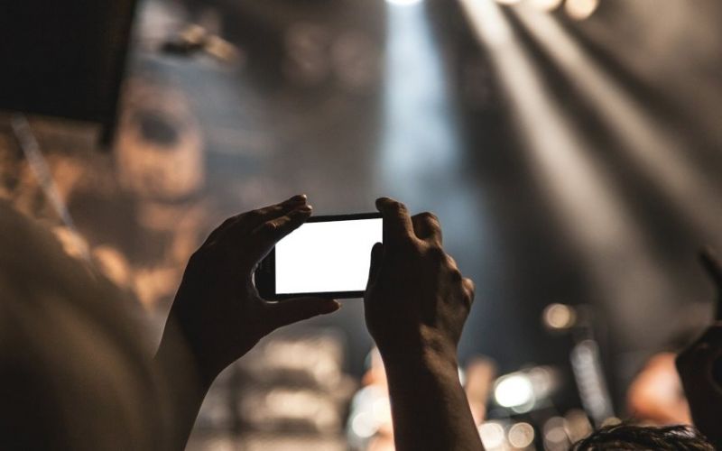 Κερατσίνι: Έπιασαν 57χρονο με 36 βίντεο κάτω από φούστες γυναικών