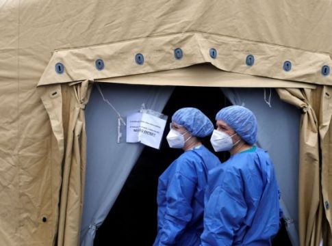 Καμπανάκι για δεύτερο κύμα κορονοϊού που εμφανίστηκε σε πολλές χώρες – Τι ισχύει με την Ελλάδα