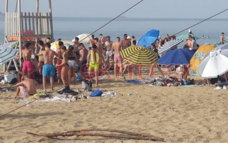 Καύσωνας: Παραλία του Ηρακλείου ξεχείλισε από κόσμο – Πήγαν… περίπατο τα μέτρα