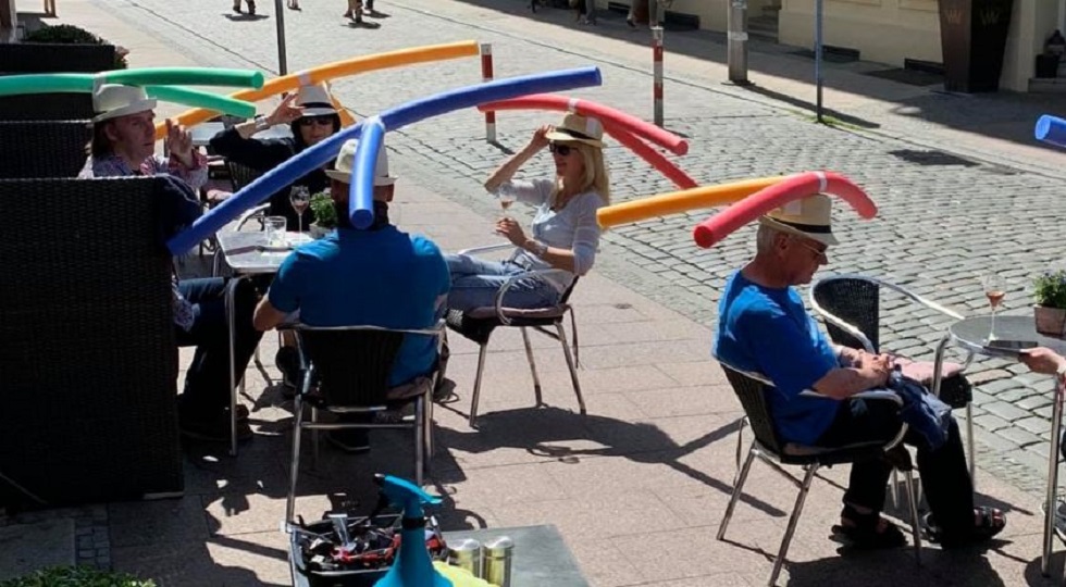Γερμανία: Ειδικά καπέλα για να τηρεί ο κόσμος τις αποστάσεις στις καφετέριες