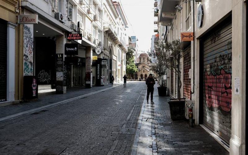 Κοροναϊός : Οι επιχειρήσεις που ανεβάζουν ρολά αύριο – Τα ωράρια, οι κανόνες και ο προβληματισμός