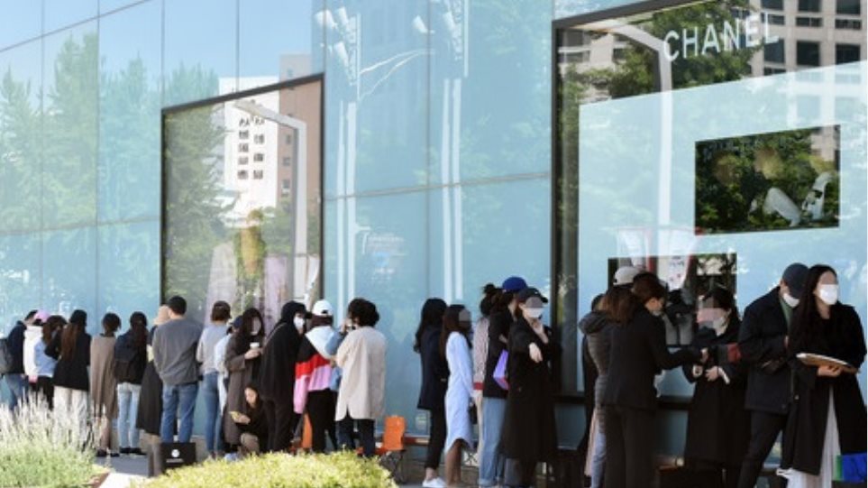 Κορωνοϊός – Νότια Κορέα: Ουρές έξω από κατάστημα της Chanel για να προλάβουν τις αυξήσεις τιμών