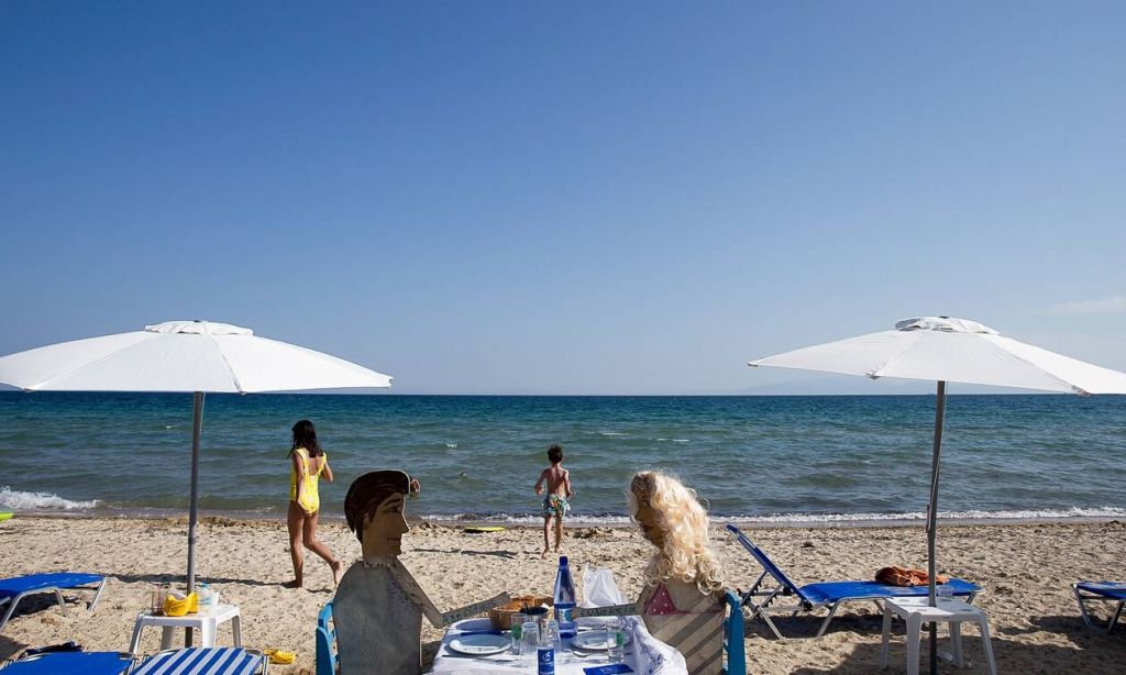 Κορονοϊός: Θάλασσα, άμμος και ξαπλώστρες – Μεταδίδουν τον ιό και πώς θα προστατευτούμε το καλοκαίρι;