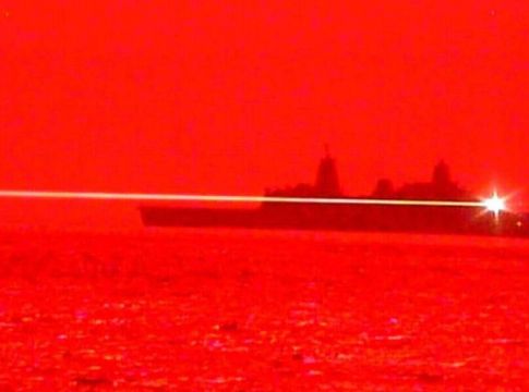Αμερικανικό πλοίο καταρρίπτει drone με laser – Απίθανο video