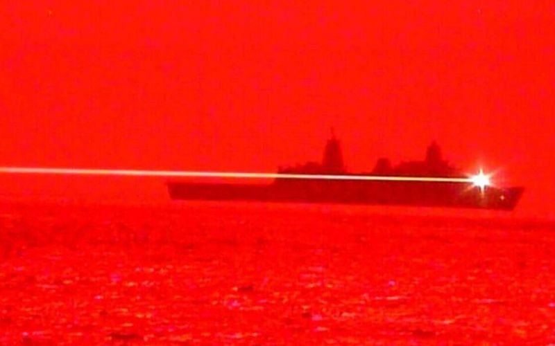 Αμερικανικό πλοίο καταρρίπτει drone με laser – Απίθανο video