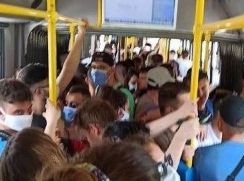 Το αδιαχώρητο στα λεωφορεία – Απίστευτες εικόνες που θυμίζουν προ κορωνοϊού εποχή