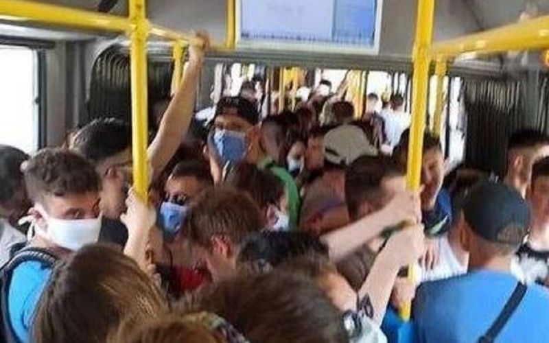 Το αδιαχώρητο στα λεωφορεία – Απίστευτες εικόνες που θυμίζουν προ κορωνοϊού εποχή
