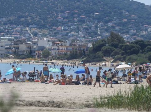 Χαμός στις παραλίες της Αττικής – Βγήκαν όλοι για μπάνιο [εικόνες]