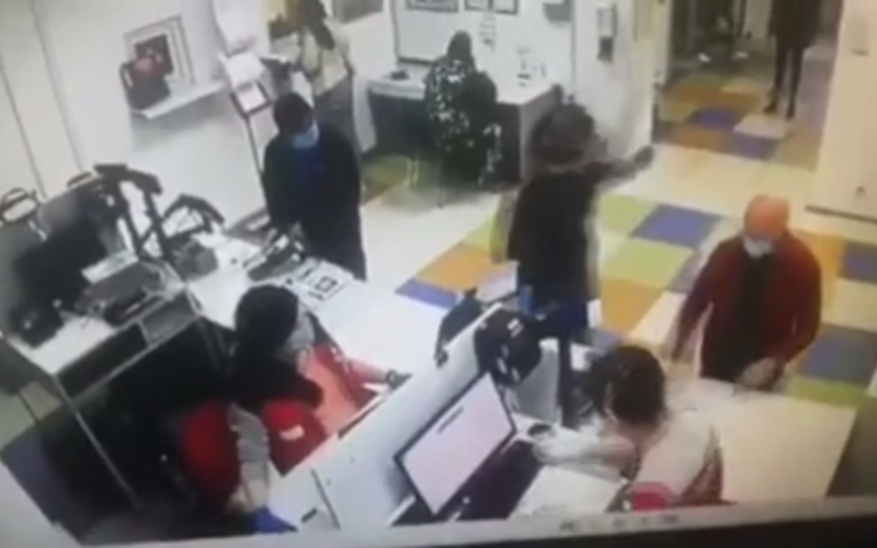 Πήγε στο ταχυδρομείο και γδύθηκε μπροστά σε όλους – Ο λόγος… απίστευτος