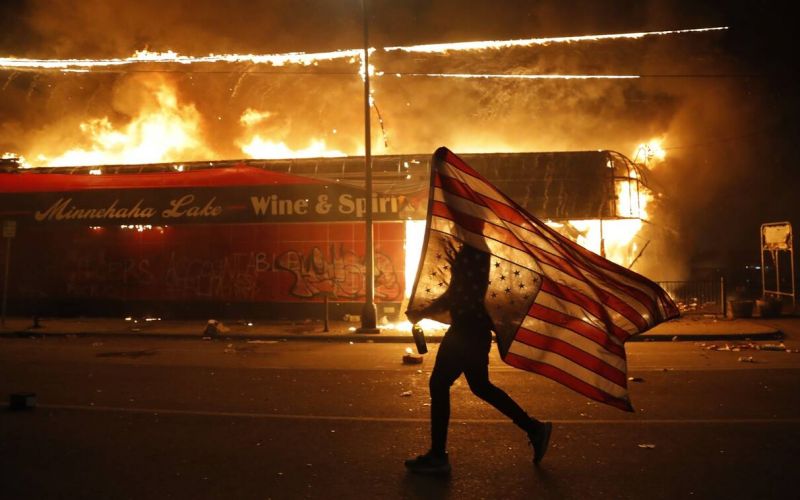 «I can’t breathe»: Οι Ηνωμένες Πολιτείες «φλέγονται» – Εμπρησμοί, λεηλασίες και βανδαλισμοί
