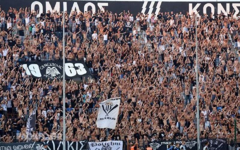 Οπαδοί του ΠΑΟΚ έξω από το «Θεαγένειο» στηρίζουν ασθενή με συνθήματα! (vid)