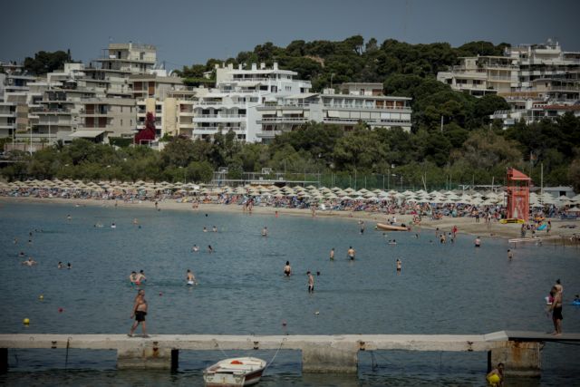 Μεγάλος πονοκέφαλος για τους ειδικούς ο συνωστισμός στις παραλίες – Φόβοι για δεύτερο κύμα πανδημίας