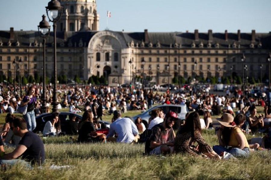 Κορονοϊός: Οι κάτοικοι του Παρισιού ξεχύθηκαν στα πάρκα να γιορτάσουν την… ελευθερία τους (pics)