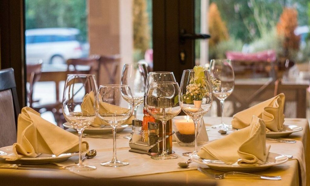 Δείτε τι έκανε εστιάτορας για να μην συνωστίζονται στο μαγαζί (pics)