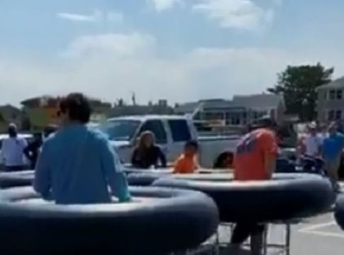 Κορωνοϊός-ΗΠΑ: Μπαρ βρήκε έναν ευφάνταστο τρόπο για να κρατούν οι πελάτες τις αποστάσεις