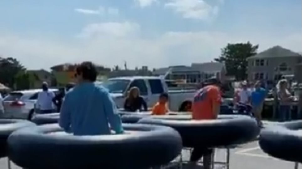 Κορωνοϊός-ΗΠΑ: Μπαρ βρήκε έναν ευφάνταστο τρόπο για να κρατούν οι πελάτες τις αποστάσεις