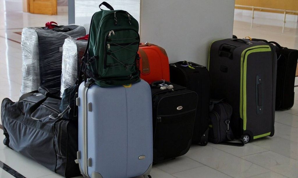 Πασίγνωστος Έλληνας αποκαλύπτει: Δεν είχα να πληρώσω και πέταξα τα ρούχα μου στο αεροδρόμιο