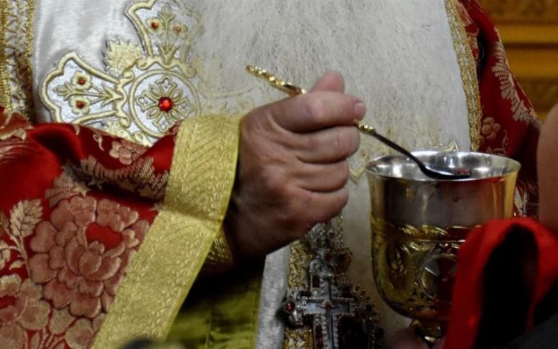 Αν δεν μεταδίδονται ασθένειες με τη Θεία Κοινωνία τότε δεν θα χώριζαν ζευγάρια από θρησκευτικό γάμο, λέει ιερέας