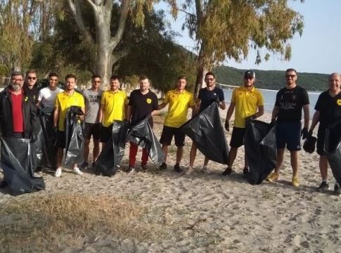 Ο Θεσπρωτός καθάρισε την παραλία του Δράπανου (pics)