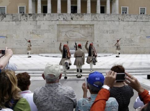 ΤτΕ: «Bουτιά» 71% στις τουριστικές εισπράξεις του Μαρτίου