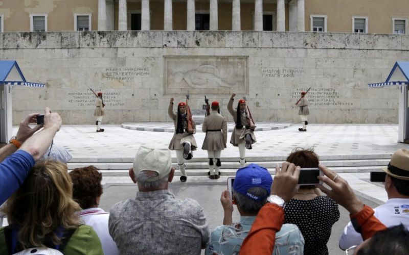 ΤτΕ: «Bουτιά» 71% στις τουριστικές εισπράξεις του Μαρτίου