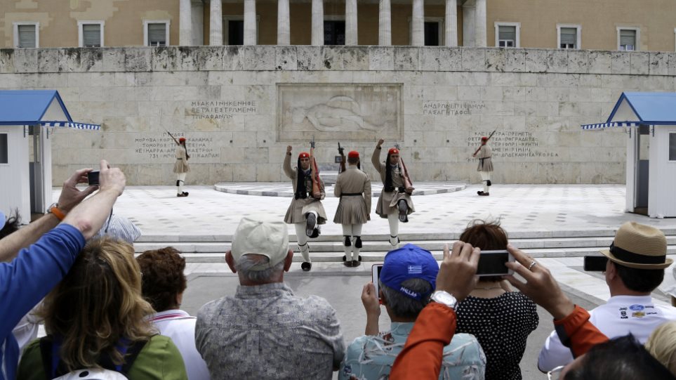 ΤτΕ: «Bουτιά» 71% στις τουριστικές εισπράξεις του Μαρτίου