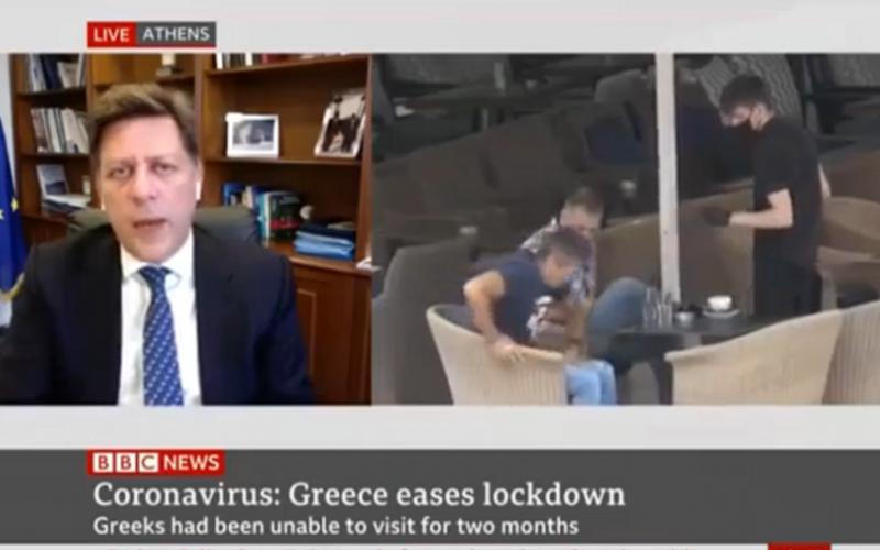 Viral το ατύχημα σερβιτόρου την ώρα της συνέντευξης Βαρβιτσιώτη στο BBC