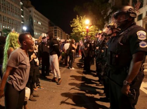 Τζορτζ Φλόιντ:Η φωτογραφία που ανατριχιάζει – Μαύρη διαδηλώτρια γονατίζει μπροστά στους αστυνομικούς