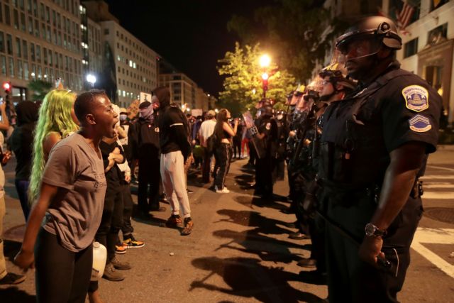 Τζορτζ Φλόιντ:Η φωτογραφία που ανατριχιάζει – Μαύρη διαδηλώτρια γονατίζει μπροστά στους αστυνομικούς
