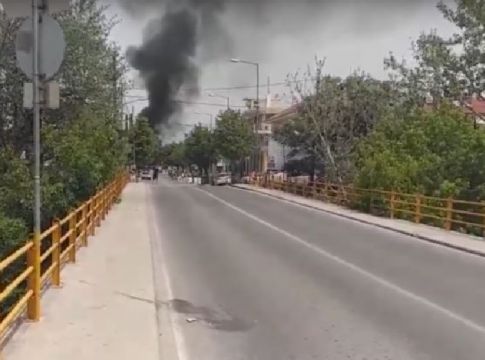 Λάρισα: Επεισόδια στον οικισμό Ρομά – Αρνούνται να μεταφερθούν τα 35 κρούσματα κορωνοϊού