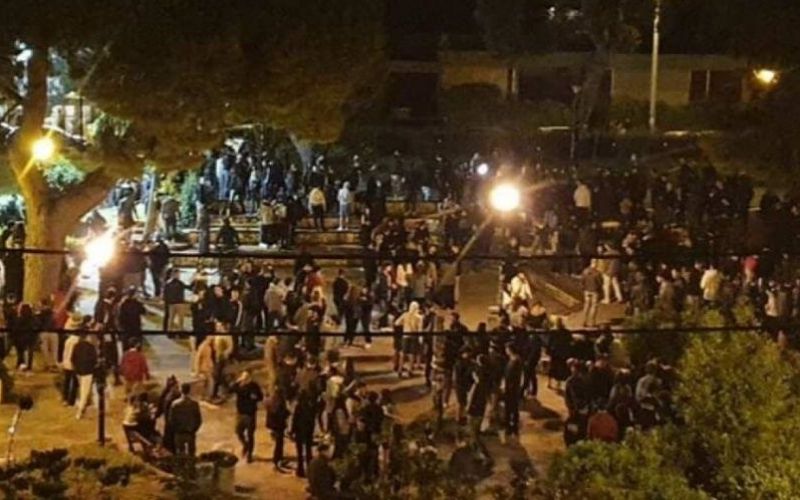 Αγία Παρασκευή: Η αστυνομία αδειάζει την Αγίου Ιωάννου – Δεκάδες συγκεντρωμένοι στην πλατεία