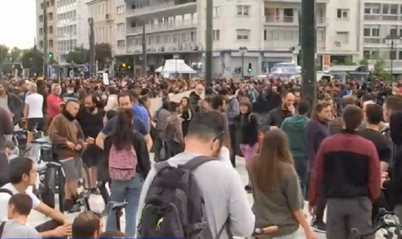 Μαζική διαμαρτυρία στο Σύνταγμα χωρίς αποστάσεις και μέτρα ασφαλείας