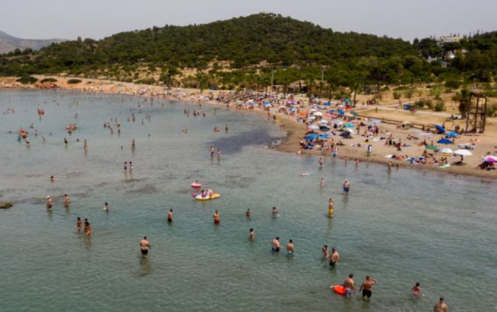 Γιατί απαγορεύθηκαν αλκοόλ και μουσική στις παραλίες: Η απάντηση Χαρδαλιά