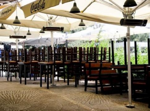 Εστίαση: Διπλάσιος δωρεάν χώρος για τα τραπεζοκαθίσματα σε πεζοδρόμια και πλατείες
