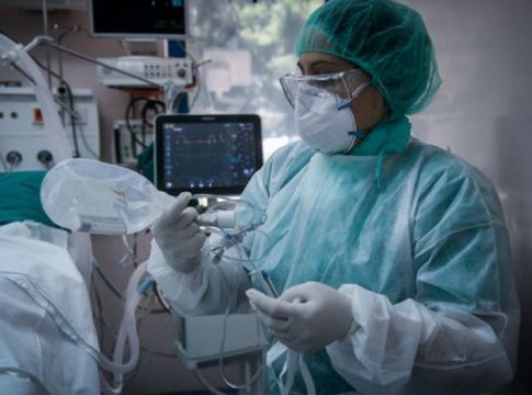 Συγκλονίζει η περιπέτεια Έλληνα της Βρετανίας με κοροναϊό: «Δεν μπορώ να αναπνεύσω, χάνομαι»