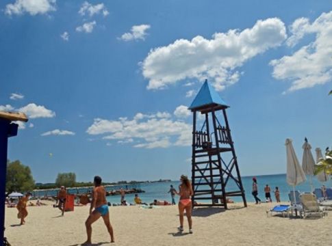 Άρση μέτρων: Ανοίγουν το Σαββατοκύριακο οι οργανωμένες παραλίες ενόψει καύσωνα