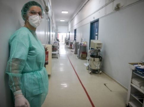 Κορονοϊός: Με θερμομετρήσεις, μάσκες και τη Θεία Κοινωνία… στο χέρι άνοιξε το Βατικανό