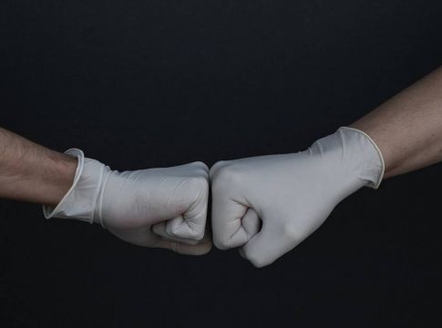 Οι πράξεις φροντίδας που έκαναν τη διαφορά στη μάχη κατά του Covid-19