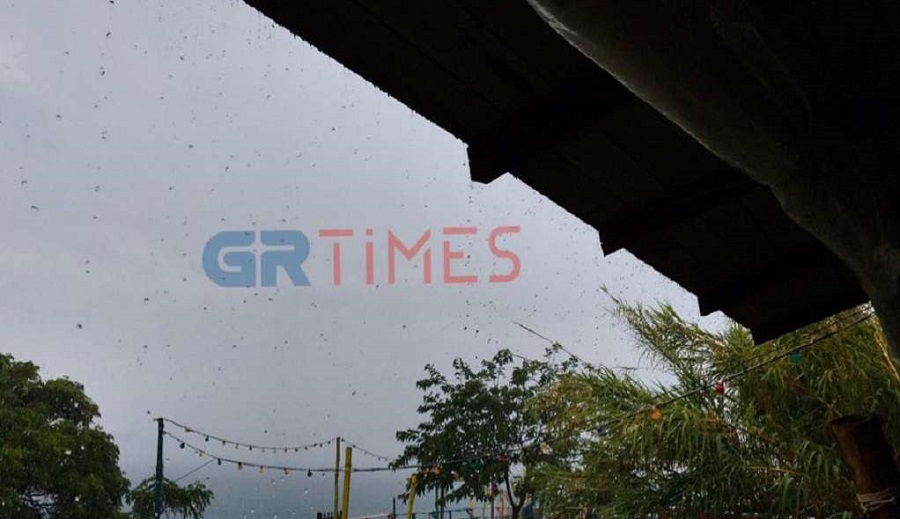 «Άνοιξαν» οι ουρανοί στη Χαλκιδική – Καταρρακτώδης βροχή