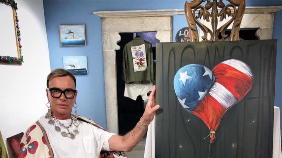 Ο Λάκης Γαβαλάς ανοίγει το σπίτι του στο Κολωνάκι και αποκαλύπτει την ηλικία του