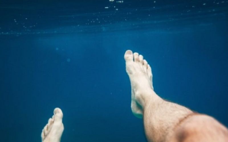 Κράμπα στην θάλασσα: Τι κάνουμε αν μας συμβεί όταν κολυμπάμε