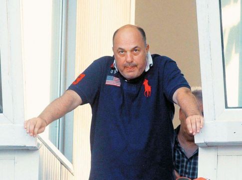 Νέα πρόκληση Μπέου : Εισέβαλε σε σχολείο μαζί με αστυνομικούς – Τον έδιωξαν κακήν κακώς οι κάτοικοι