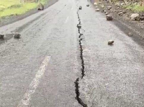 Τουρκία: Ένας νεκρός από τον σεισμό – Κατέρρευσαν 10 σπίτια, άνοιξαν στα δύο οι δρόμοι