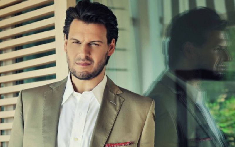 «Δύο Μέτρα Ουρανός»: Ο Πάνος Κιάμος σε μία μουσική πρόταση – έκπληξη