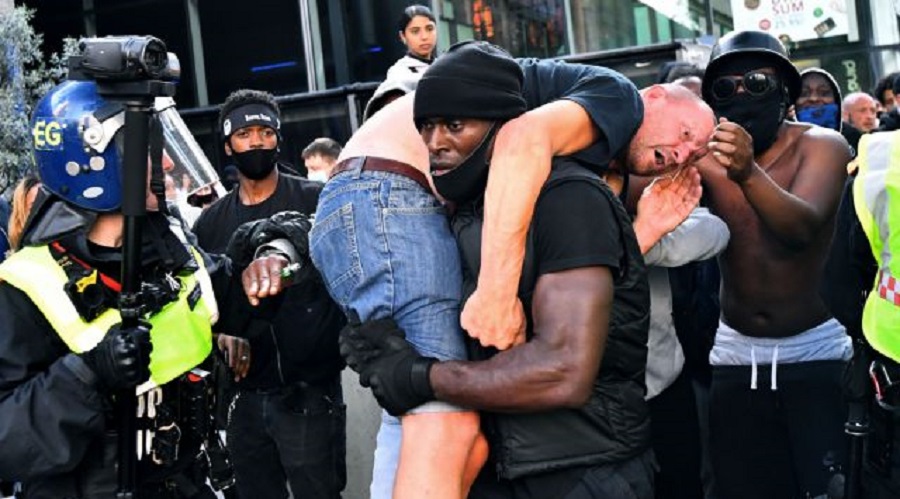 «Ήταν το σωστό» λέει ο μαύρος διαδηλωτής που κουβάλησε ακροδεξιό για να τον σώσει