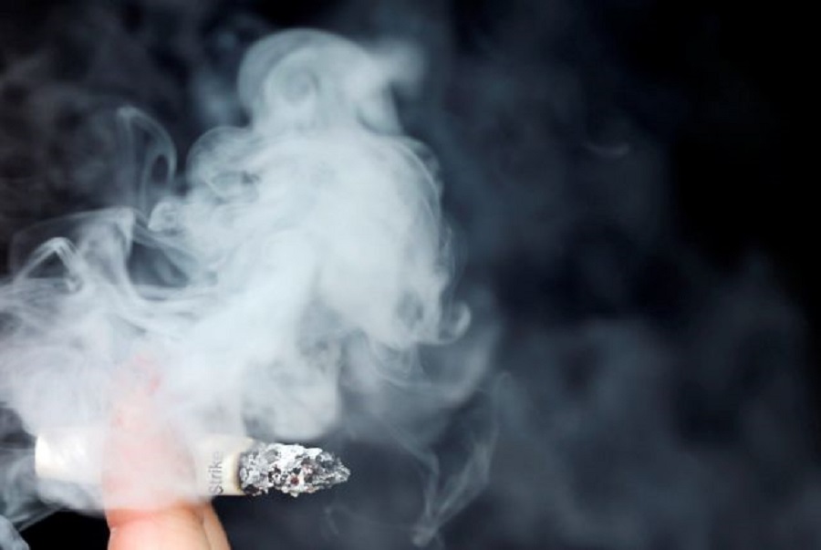 Κορωνοϊός: Τι δείχνει νέα έρευνα για τους καπνιστές – Ο ρόλος της νικοτίνης